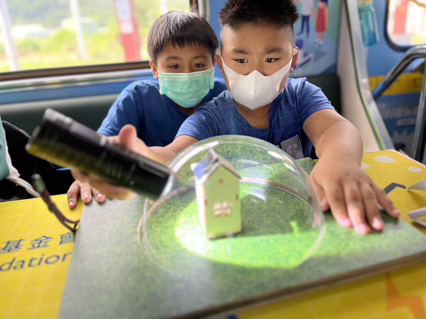 DB真人旗舰參與基礎科學主題車廂，以STEAM教學精神，設計「逐日科學家」、「太陽能工程師」以及「淨零建築師」三大能源科普課程和實驗